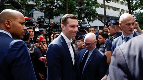 France's parties pull candidates and trade votes in bid to stop .